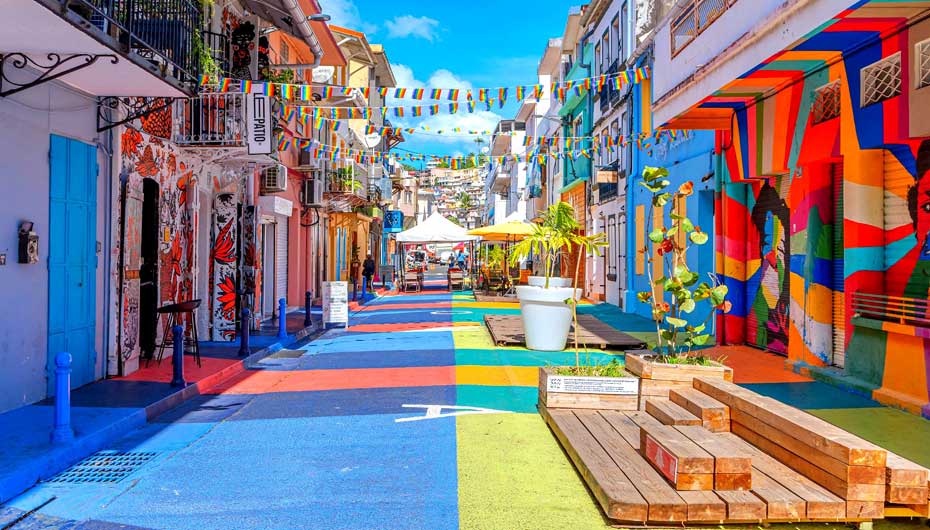 Rue colorée du centre-ville